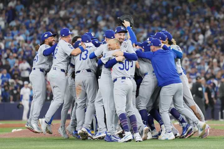 Smith’s homer in 11th lifts Dodgers over Blue Jays 5-4 to become first repeat champion in 25 years