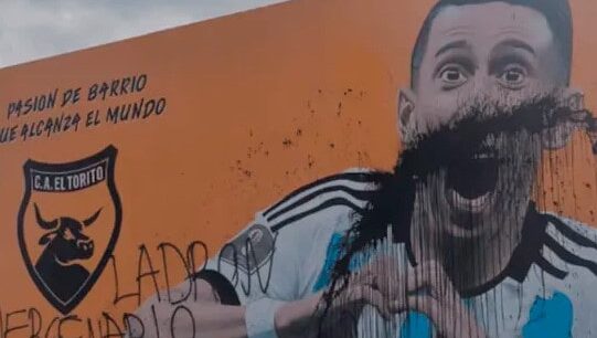 «Ladrón»: vuelven a vandalizar un mural de Ángel Di María en el club donde comenzó a jugar