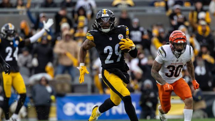 Steelers run past Bengals but lose Aaron Rodgers to a left hand injury