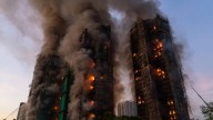 Un incendio en un complejo de edificios en Hong Kong ya suma 94 muertos