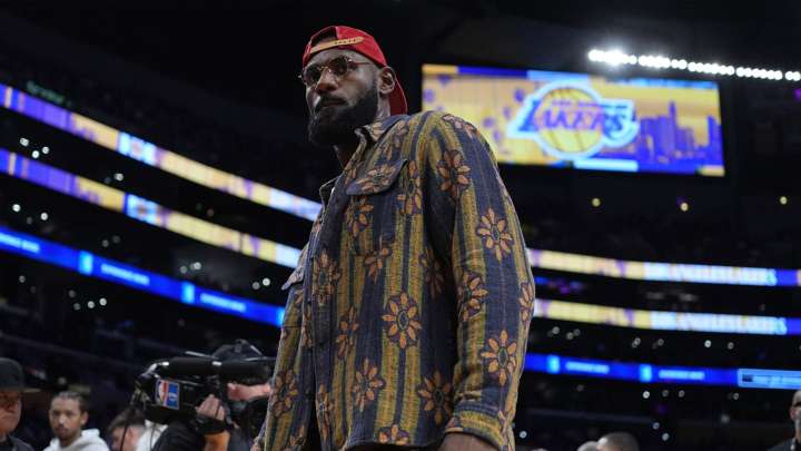 Lakers’ LeBron James takes issue with question about fitting in with new