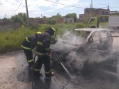 Bomberos extinguieron el incendio de un vehículo en Resistencia