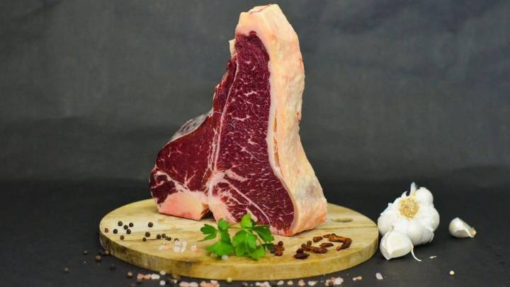 Este es el restaurante de Murcia donde ya puedes probar el famoso bistec premium T-bone de kilo y medio: "Fue nombrada como mejor terraza de Murcia de 2025"
