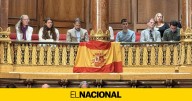 Vox cuelga una bandera española en el salón de plenos del Ayuntamiento de Barcelona y se niega a retirarla