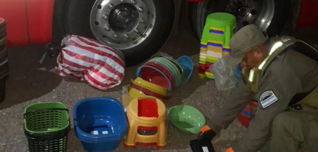 Cae pareja con más de 4 kilos de cocaína escondidos en la bodega de un ómnibus