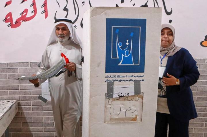 Iraqis vote in a parliamentary election marked by security, political boycott
