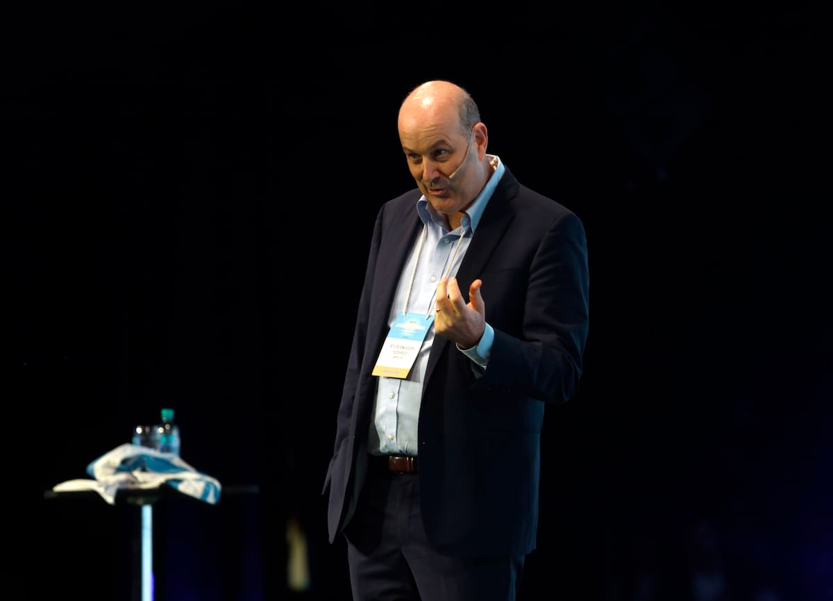 En España. Sturzenegger advirtió que el Gobierno busca “desarticular la estructura” de los gremios