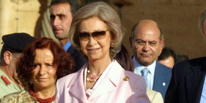 Una americana rosa y unos pantalones con flores bordadas: el look con el que la reina Sofía fue la más arriesgada en Siria hace 22 años