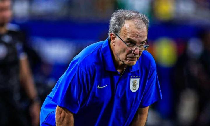 Giro inesperado en el futuro de Bielsa en Uruguay: la llamativa condición que aceptó para continuar