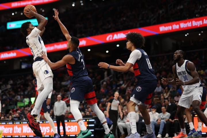 Deadspin | Mavericks halt losing streak with narrow win over hapless Wizards