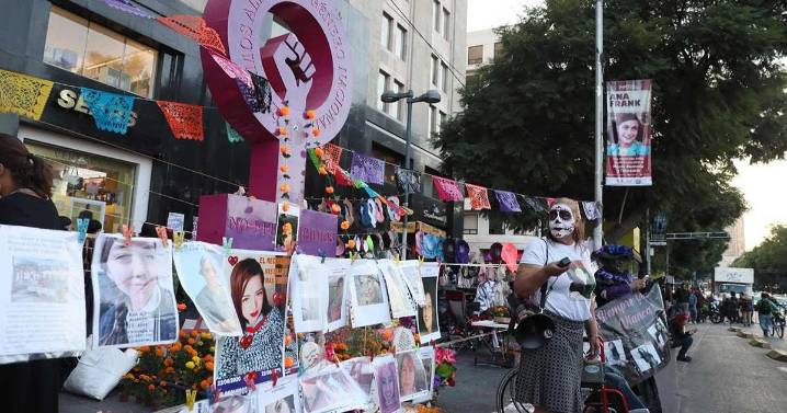 Colocan ofrenda por víctimas de femicidio en Antimonumenta frente a Bellas Artes