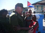 Díaz-Canel recorre localidad en la bahía de Santiago de Cuba