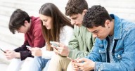Joroba Millennial: advierten que el exceso de celular está deformando la columna de los jóvenes