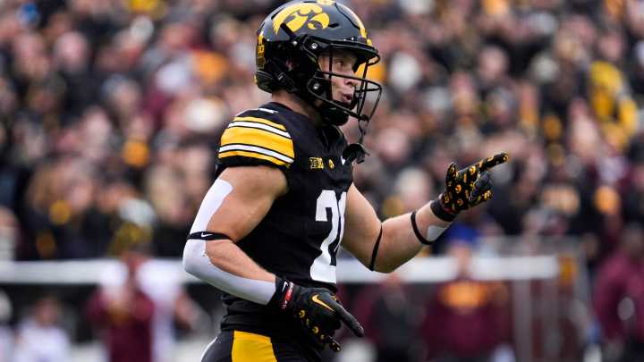 Kaden Wetjen has costly redzone fumble in Iowa vs Oregon football