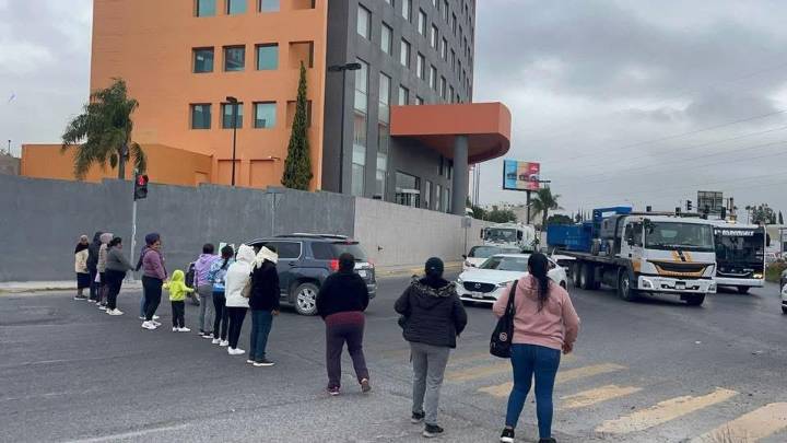 Bloqueo contra el Interapas en la Glorieta Inn; habitantes de Escalerillas exigen agua