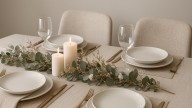 Olvídese del mantel rojo y las servilletas verdes para decorar la mesa en Navidad: esta es la tendencia del 2025