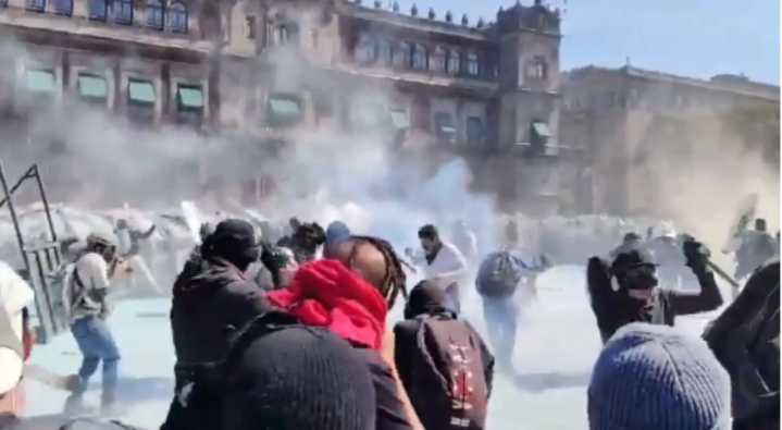 Se registran enfrentamientos en el Zócalo