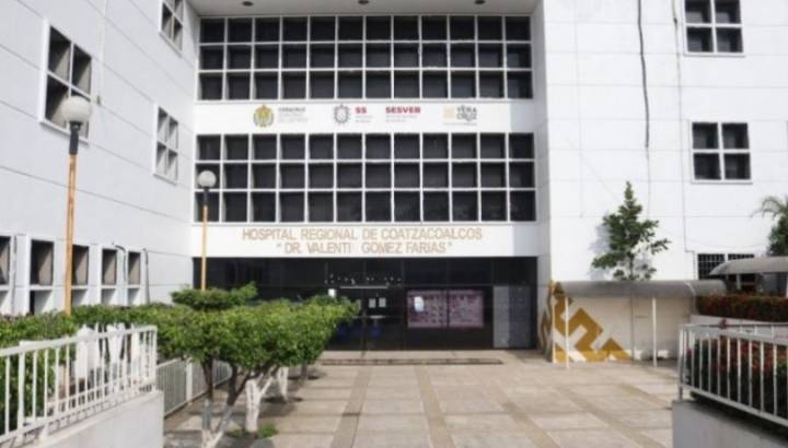 Mujer indígena pide atención urgente para su bebé en hospital Valentín Gómez Farías