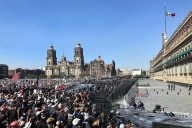 '¡Y retiemble en sus centros la tierra!', corean en Zócalo