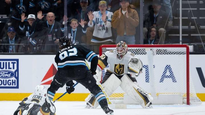 Cooley scores 4 straight goals in 5-point night in Mammoth's 5