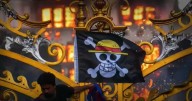 Revolución juvenil inspirados en la bandera de 'One Piece'