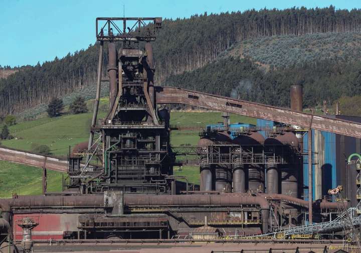 Arcelor sigue con los trabajos para recuperar cuanto antes la actividad del horno alto 'B'