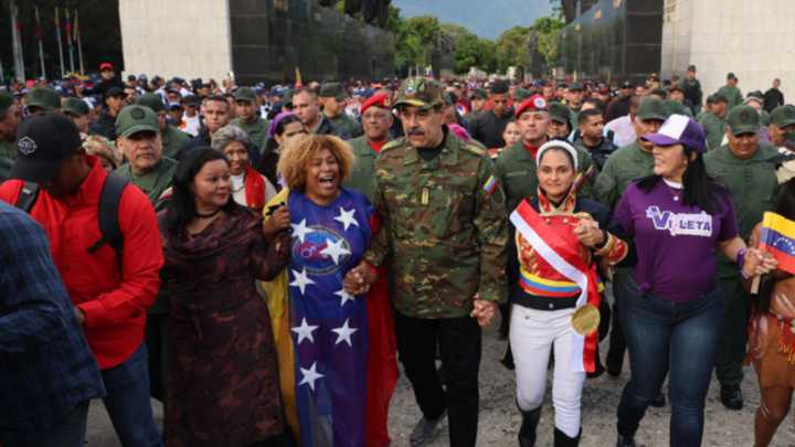 Maduro exhibió la espada de Simón Bolívar en marcha contra el imperialismo en Venezuela y afirmó que 'vive una 'coyuntura decisiva para su existencia'