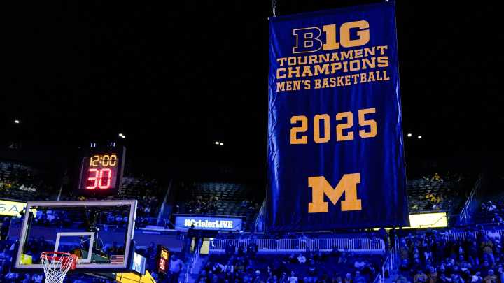 Michigan basketball overwhelms Oakland Grizzlies in season opener