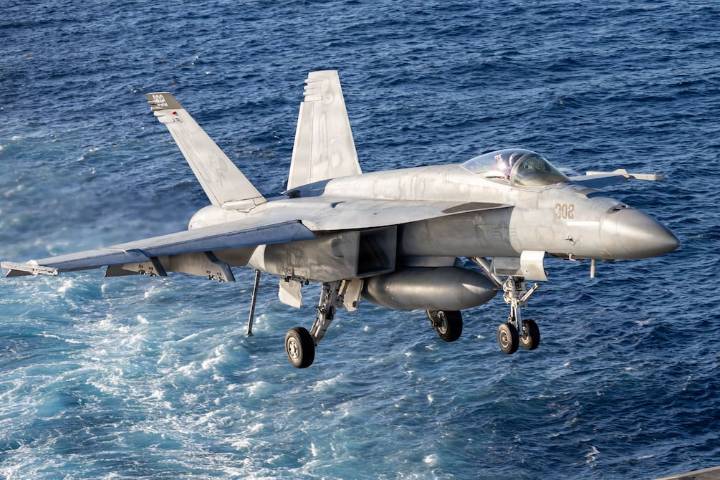 El Super Hornet, el titán del aire de Estados Unidos aterriza sobre el portaviones más grande del mundo Gerald R. Ford