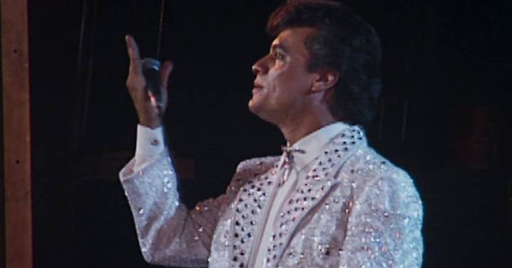 Revelan que Juan Gabriel fue abusado a los 13 años por un sacerdote