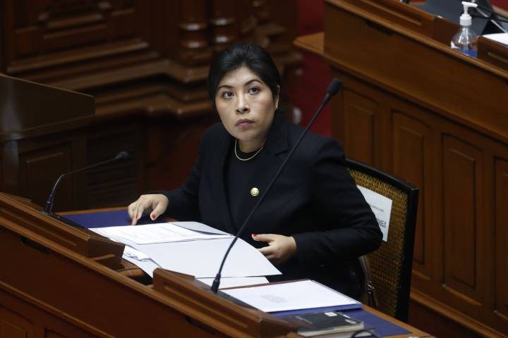 PJ dicta 5 meses de prisión preventiva y captura internacional contra Betssy Chávez