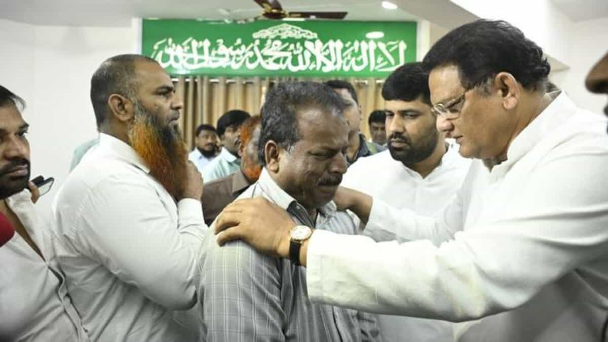Telangana delegation led by Azharuddin leaves for Madinah to aid families of Umrah victims
