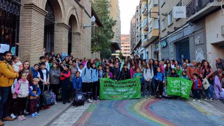 Nueva jornada de protestas en Huesca contra los conciertos educativos: "El dinero público para la pública"