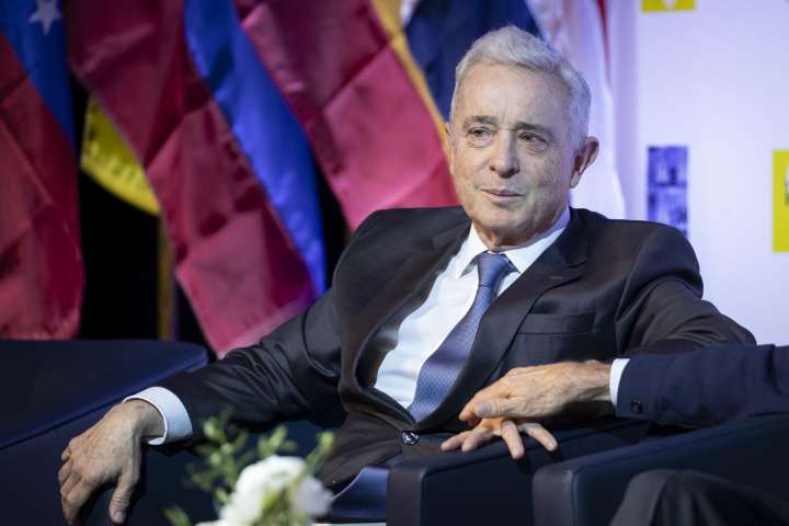 Uribe opina que Colombia “corre el riesgo” de bombardeos por “albergar terroristas”