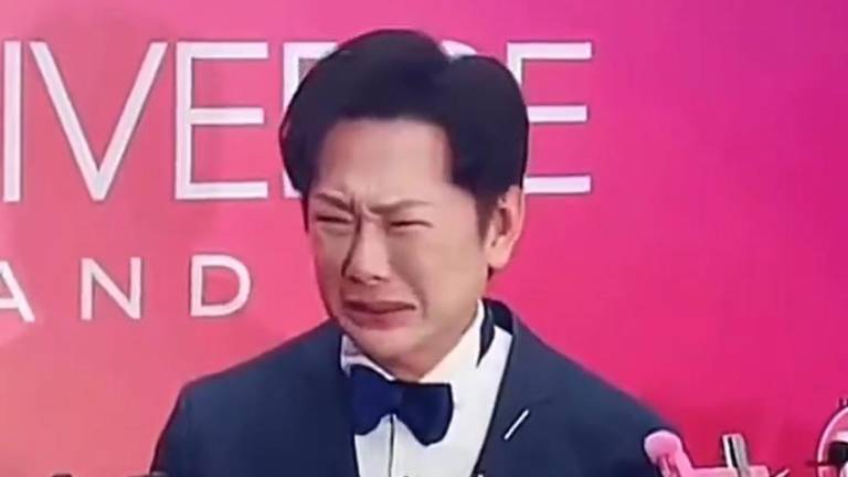 Nawat Itsaragrisil llora tras polémica con Miss Universo México