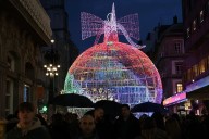 Vigo estrena la Navidad con una avería en el árbol gigante y Caballero manda su apoyo a Palestina: "Siempre estaremos del lado de quienes tienen razón"