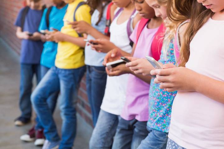 Prohibición de celulares en colegios: estas serían las diferencias entre cursos de párvulos, básica y media