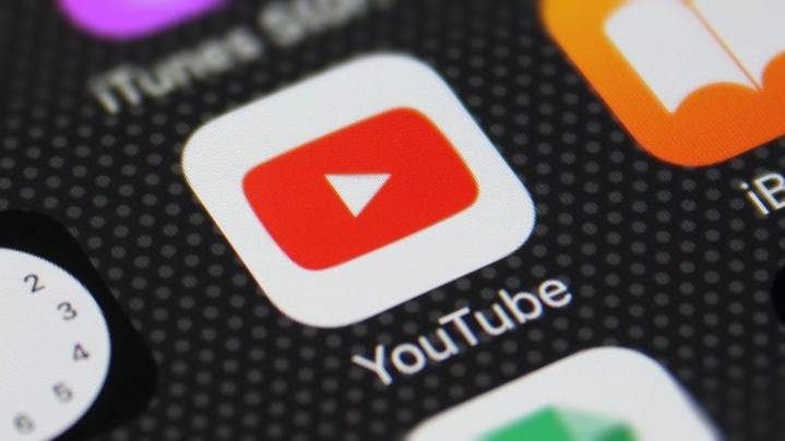 YouTube tests an in-app private messaging feature again