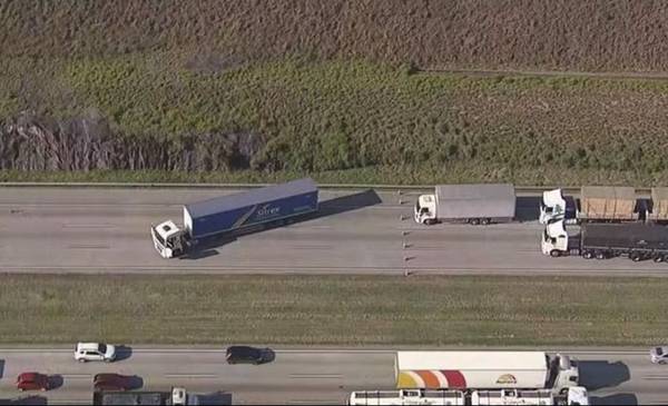 Caos en São Paulo por una falsa bomba: un camión bloqueó una autopista por 5 horas