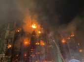 Aumenta a 128 los muertos en el incendio de Hong Kong; 200 personas siguen desaparecidas