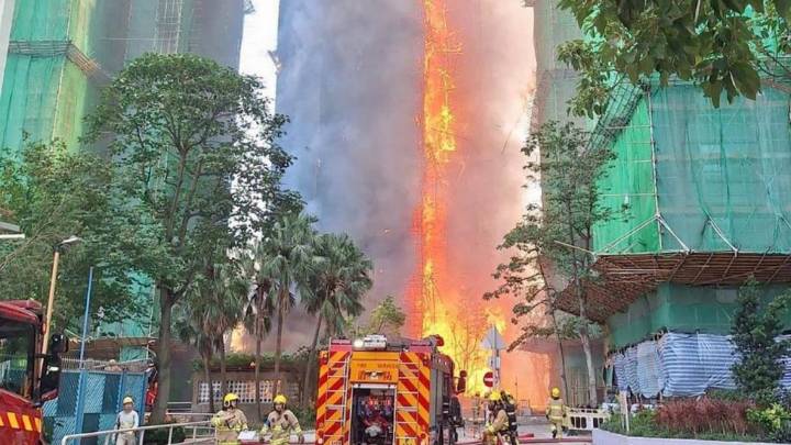 Suman 36 personas muertas por incendio en complejo residencial de Hong Kong