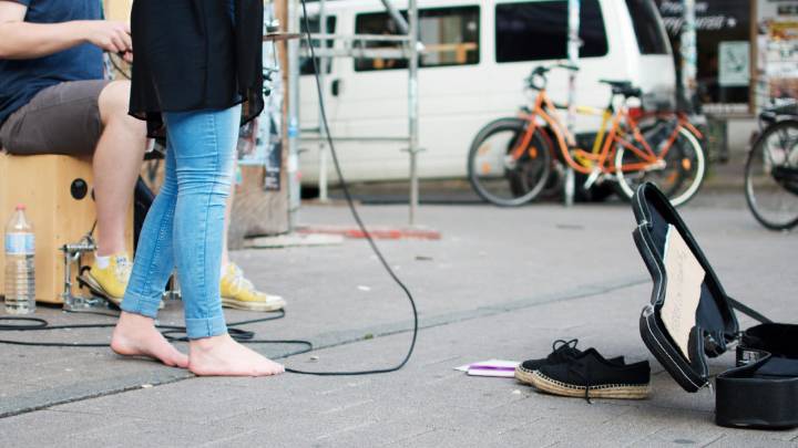 Carrie Underwood Spotted Busking for Spare Change Outside Winnipeg Jets Arena