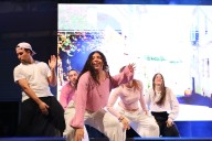 Un gran mosaico cultural celebra la democracia en la Plaza de las Batallas