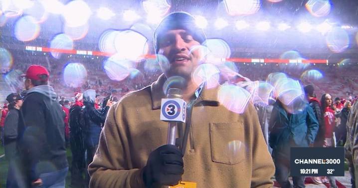 Wisconsin football stuns Washington, snapping six