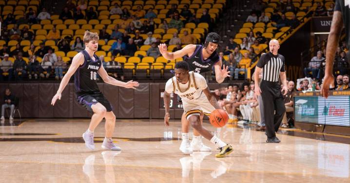 Walker, Harris power Wyoming men's hoops past Portland