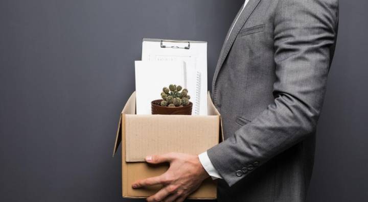 Comienzan los DESPIDOS MASIVOS en EE.UU. y miles perderán su empleo antes de 2026: estas son las empresas en RIESGO