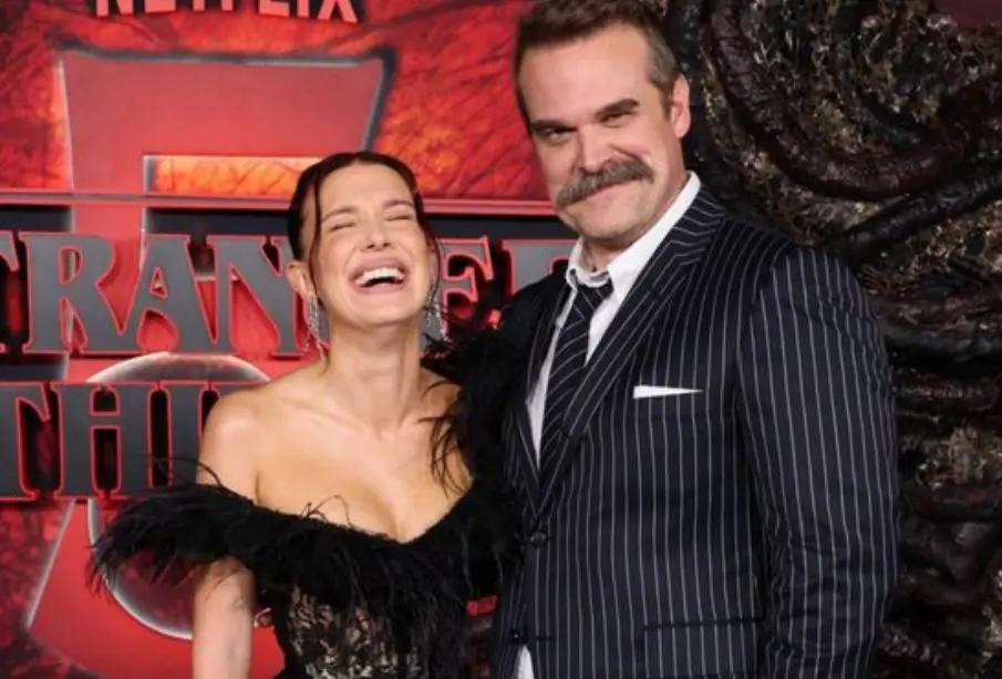 Sorpresa en la alfombra roja: Millie Bobby Brown y David Harbour reaparecen juntos en la premier