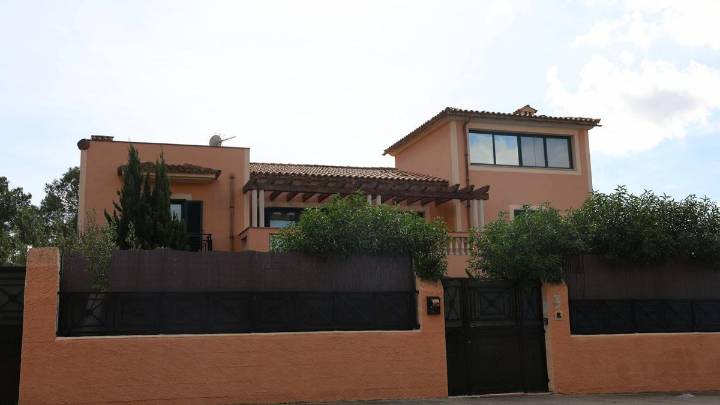 Vecinos de es Caülls denuncian la presencia de 22 turistas alemanes con prostitutas en la ilegal Villa Marilyn de Paco Garrido