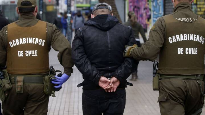 "Habían hecho un forado": Ladrón es sorprendido trepando el techo de fábrica textil en Santiago