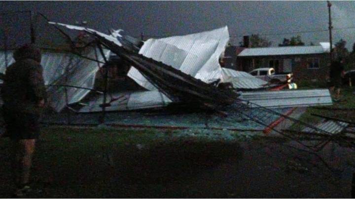 Fuerte temporal y destrucción en Urdampilleta: cortes de luz, voladura de techos y zonas anegadas